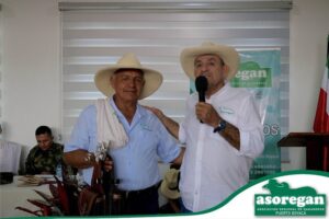 foto del presidente de asoregan con un ganadero